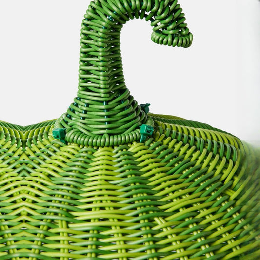 Casuta din ratan impletit in forma de pepene verde, cu perna rosie