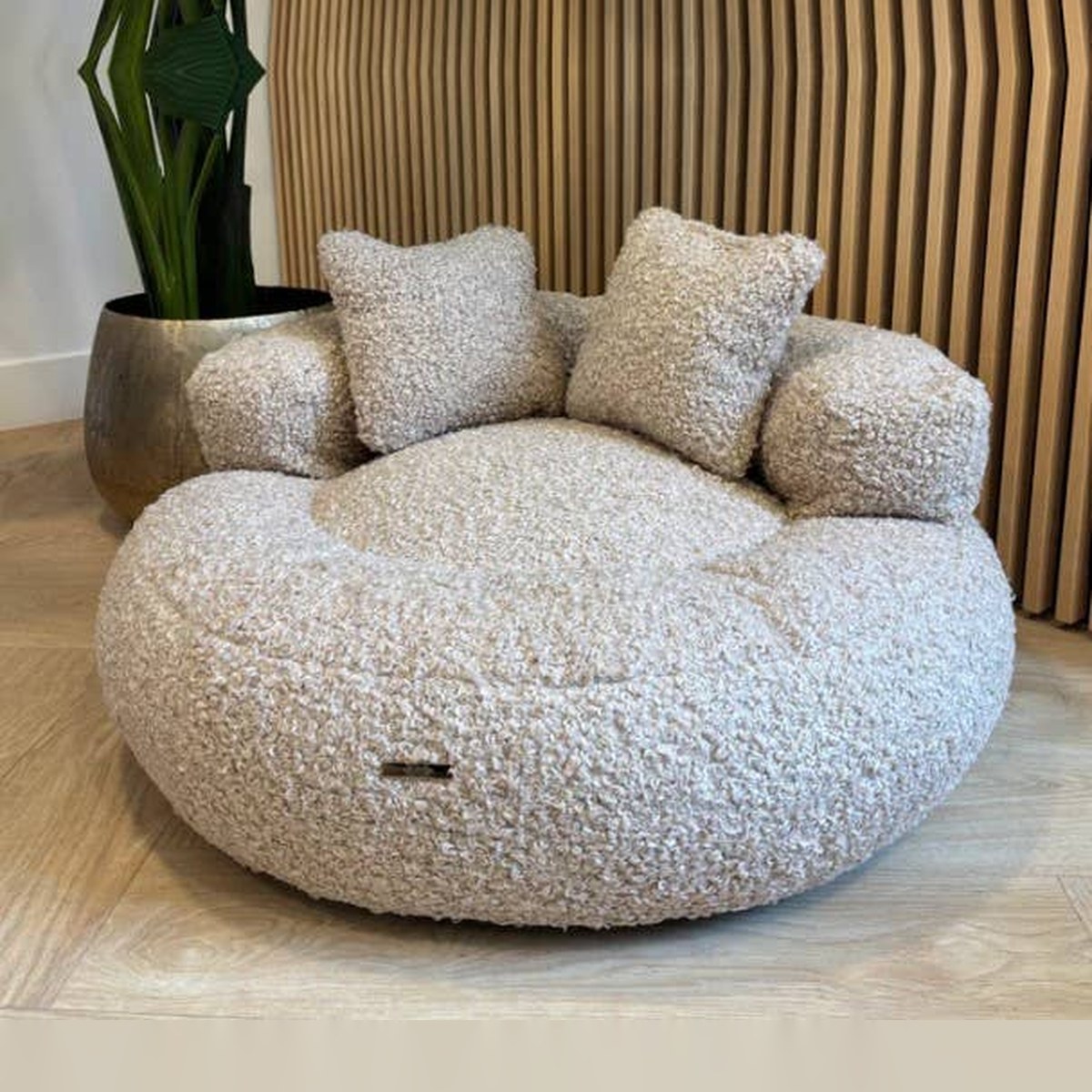 Canapea rotunda din blana ecologica bej pentru caini, cu perne decorative