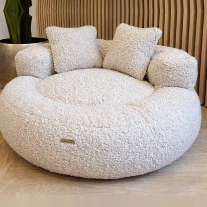 Canapea rotunda din blana ecologica bej pentru caini, cu perne decorative