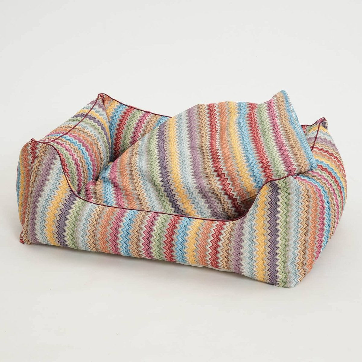 Culcus Ziczac Box cu dungi colorate in zigzag, cu un caine in el