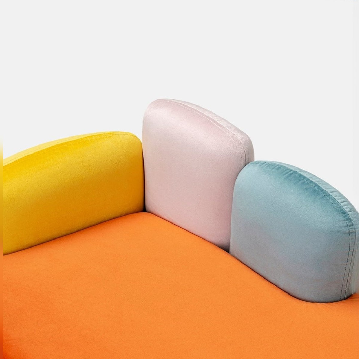 Canapea portocalie pentru pisici si caini, cu perne colorate si picioare negre