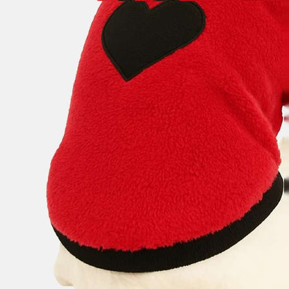 Pulover din fleece rosu cu inima neagra, purtat de un caine alb