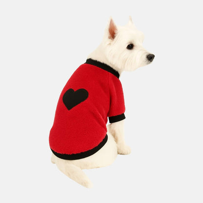 Pulover din fleece rosu cu inima neagra, purtat de un caine alb