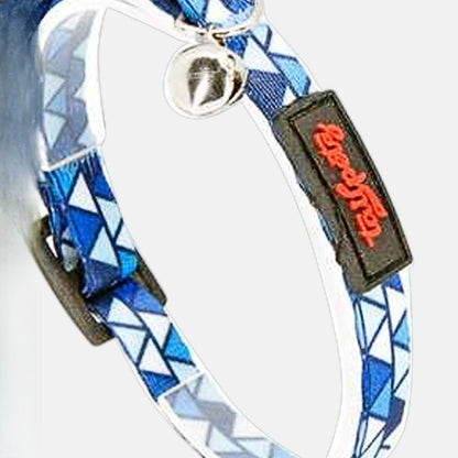 Zgarda pentru pisici cu imprimeu geometric albastru si clopotel, model Mosaic