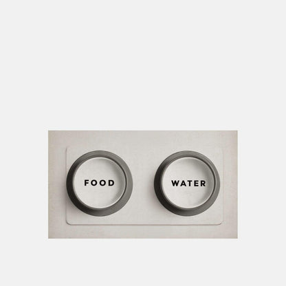 Covoras pentru boluri gri, cu doua cercuri marcate Food si Water