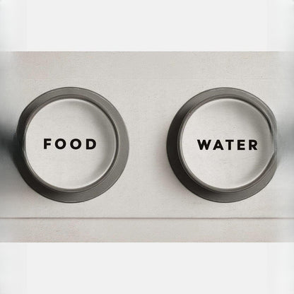 Covoras pentru boluri gri, cu doua cercuri marcate Food si Water