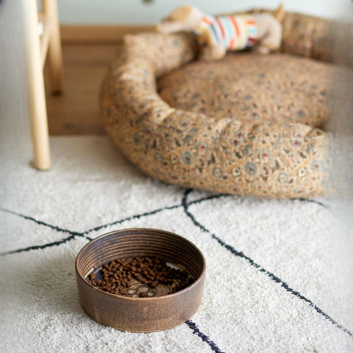 Bol din gresie ceramica maro cu picatele, model Feeding Buddy