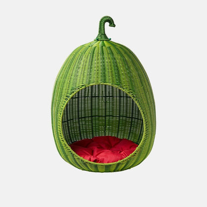 Casuta din ratan impletit in forma de pepene verde, cu perna rosie