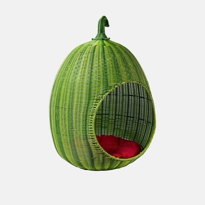 Casuta din ratan impletit in forma de pepene verde, cu perna rosie