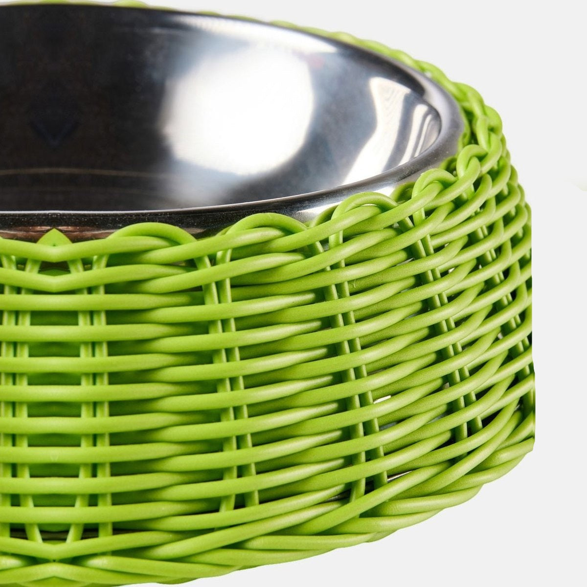 Bol din inox in suport impletit verde deschis, model Feeding Bob
